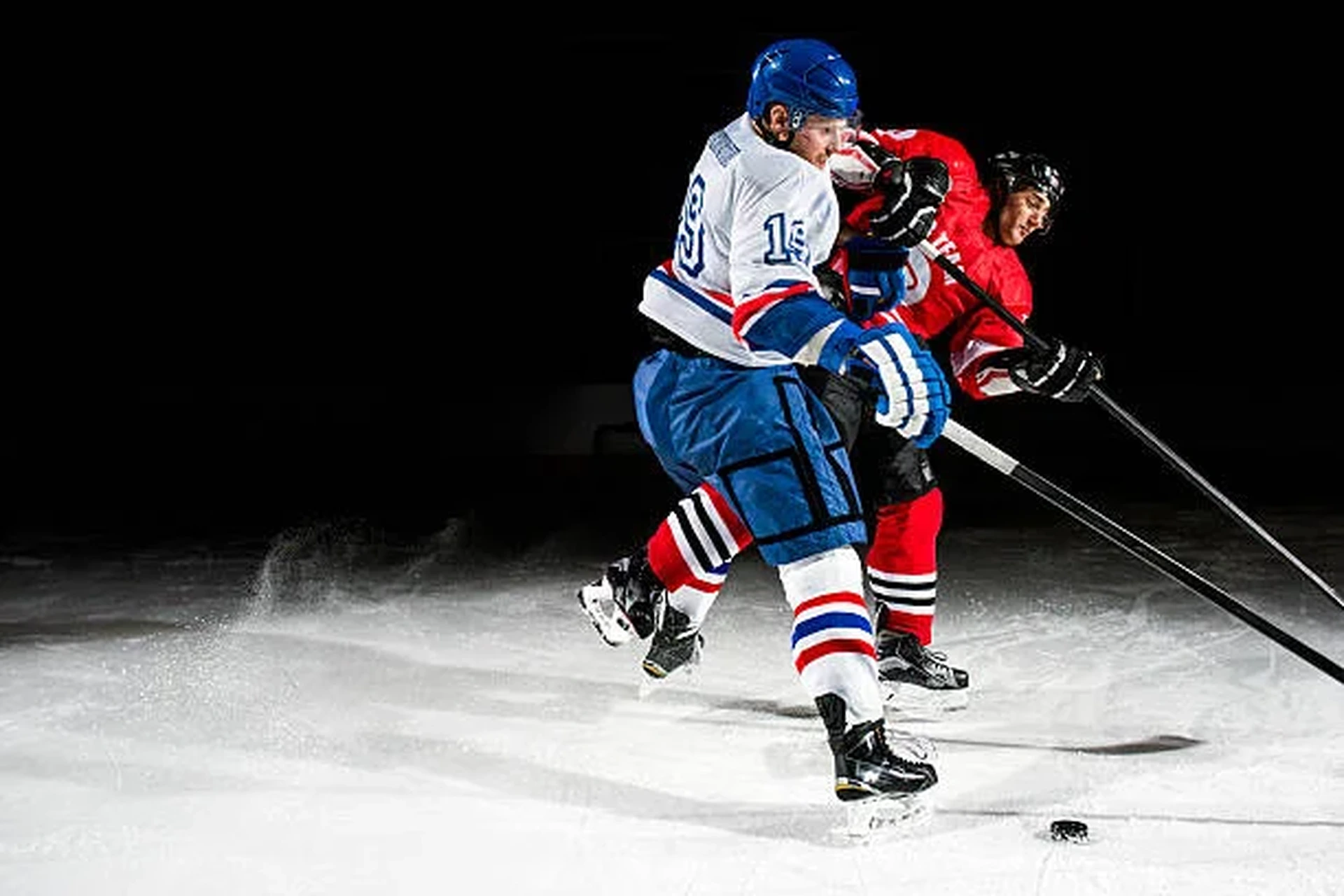 383棋牌冰球运动员带球突破防守