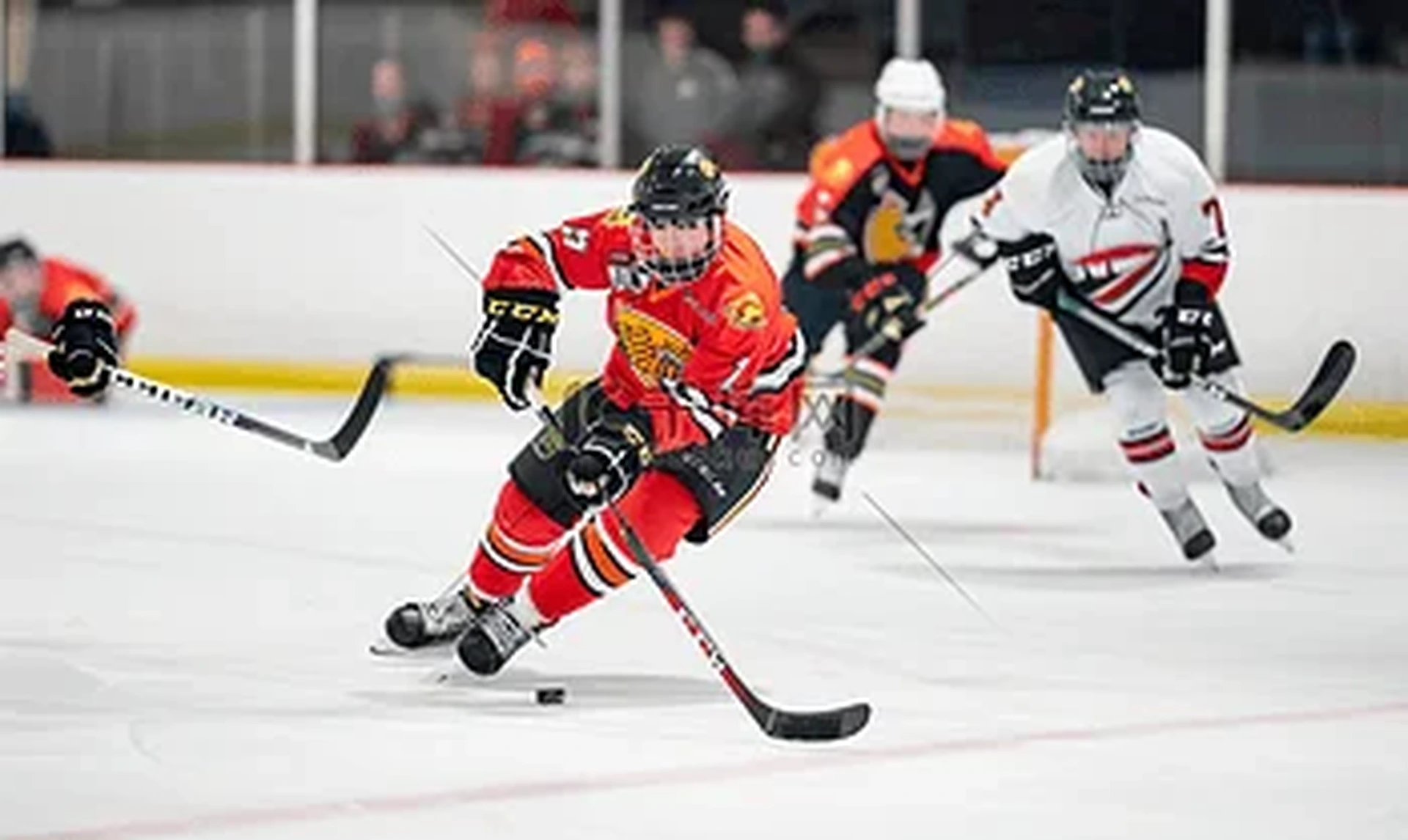 383棋牌冰球运动员射门精彩瞬间